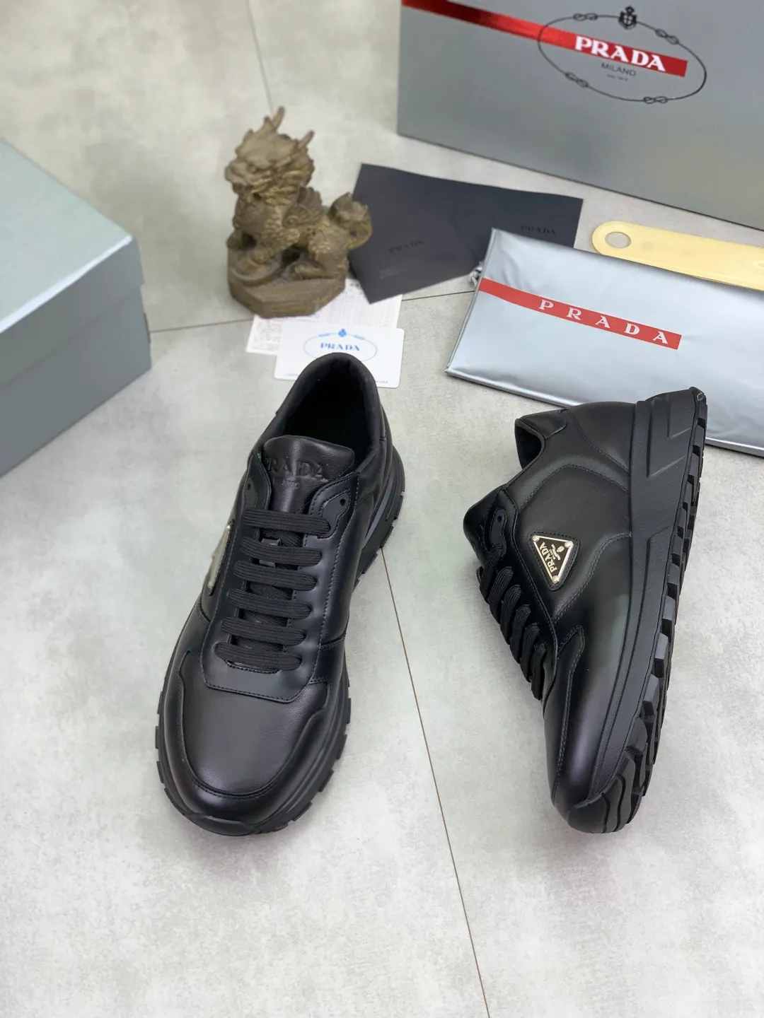Men's shoes 💰P540 new (higher version) new PRADA (Prada) classic models are on the market at the same time, new men's shoes, 😘fabrics are selected from original imported calfskin. First layer of imported cowhide lining. The original version is awesome! 👍🏿Original open-molded non-slip PU outsole, with exquisite lines, simple and elegant, super comfortable and classy on foot, suitable for leisure travel. Code number: 38-45 (46 customized) 4️⃣ colors available